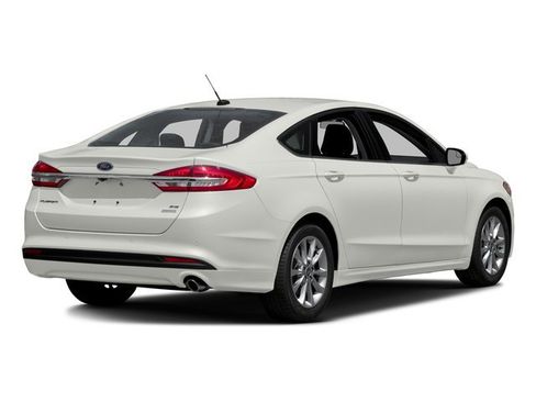 Used 2017 Ford Fusion SE w/ Fusion SE Technology Package FWD image 2