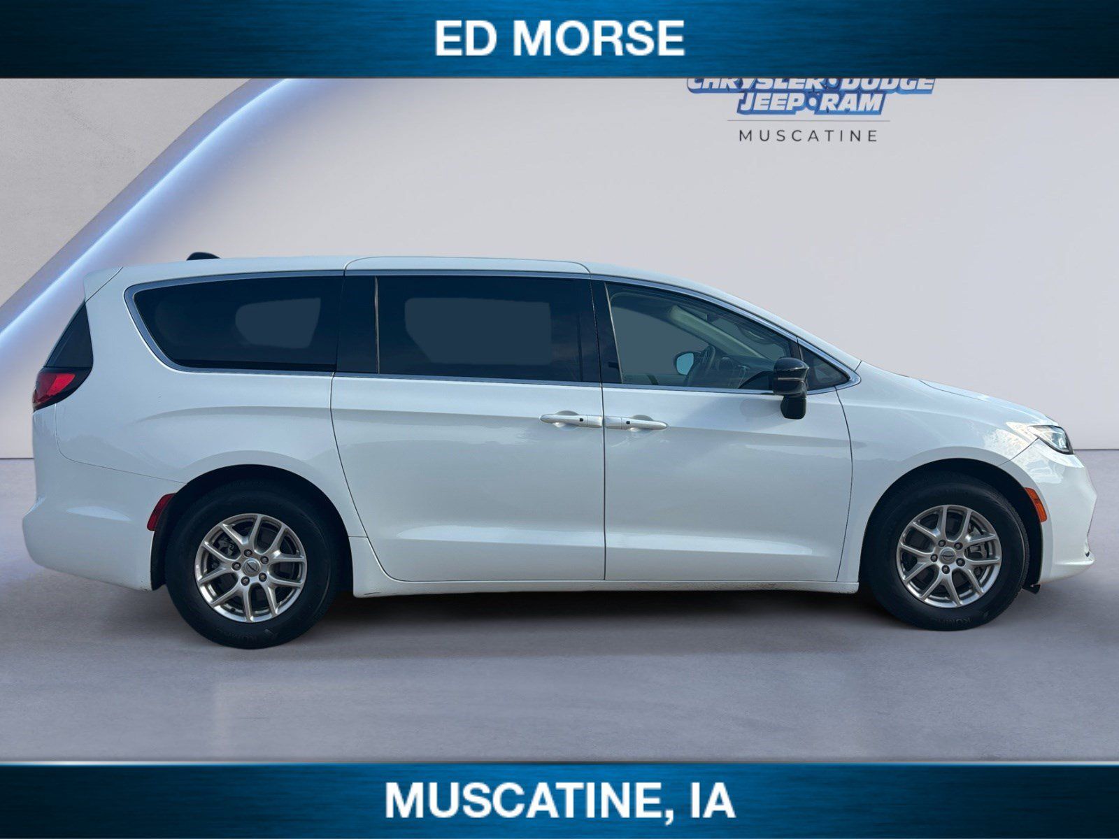 Used 2024 Chrysler Pacifica Touring-L FWD image 6