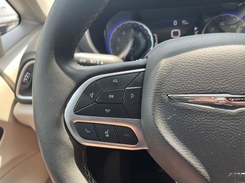 Used 2023 Chrysler Pacifica Touring-L image 27