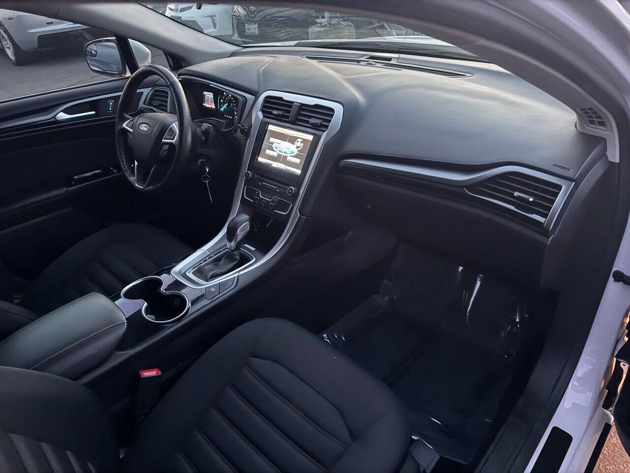 Used 2016 Ford Fusion SE FWD image 14