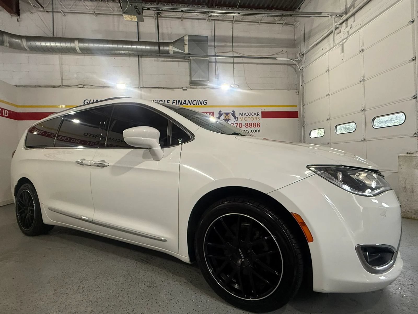 Used 2018 Chrysler Pacifica Touring-L FWD image 4