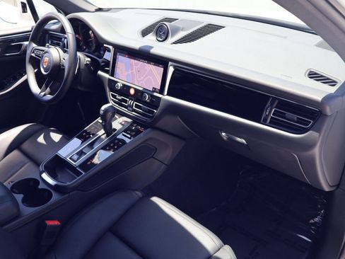Certified 2025 Porsche Macan AWD/4WD image 25