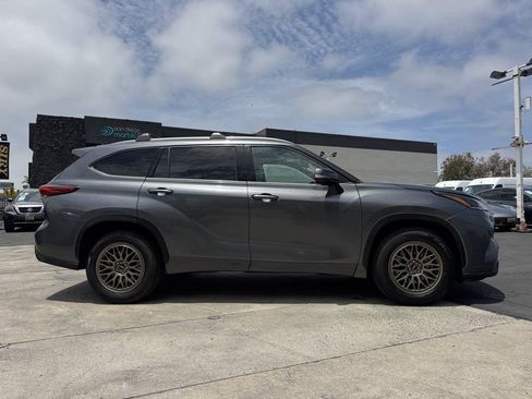 Used 2021 Toyota Highlander XLE FWD image 7