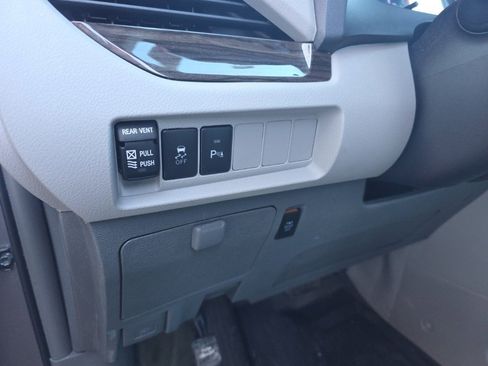 Used 2019 Toyota Sienna XLE image 18