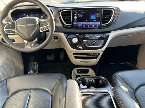 Used 2023 Chrysler Pacifica Touring-L FWD image 14