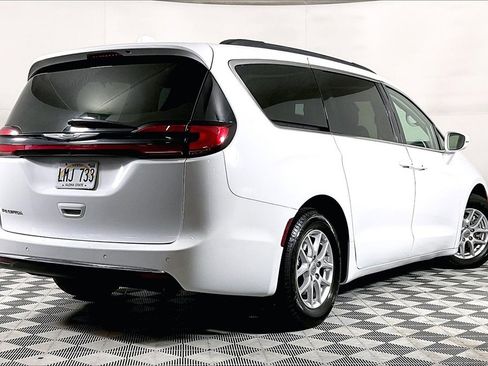 Used 2022 Chrysler Pacifica Touring-L image 10