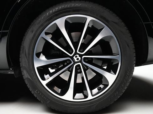 Used 2019 Bentley Bentayga image 41