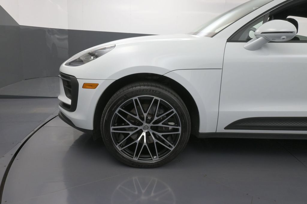 Certified 2026 Porsche Macan AWD/4WD image 12