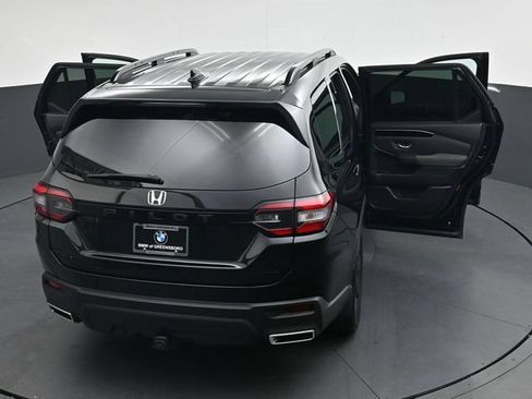 Used 2025 Honda Pilot Sport image 40