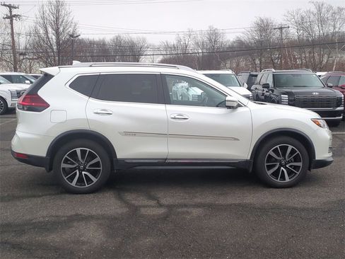 Used 2019 Nissan Rogue SL w/ Premium Package image 2