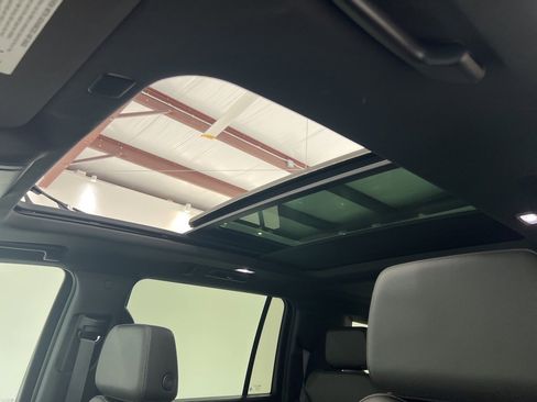 Used 2023 Chevrolet Suburban Z71 w/ Luxury Package image 17