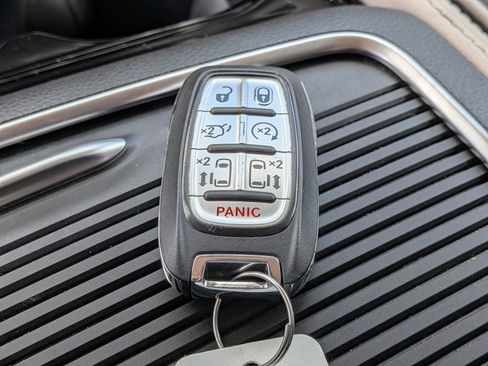 Used 2024 Chrysler Pacifica Limited image 35