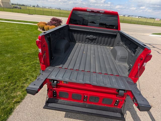 Used 2025 Chevrolet Silverado 1500 ZR2 w/ Technology Package AWD/4WD image 9