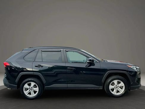 Used 2021 Toyota RAV4 XLE FWD image 2