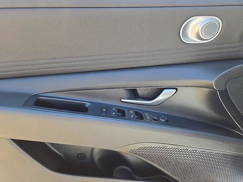 Used 2025 Hyundai Elantra Limited FWD image 20