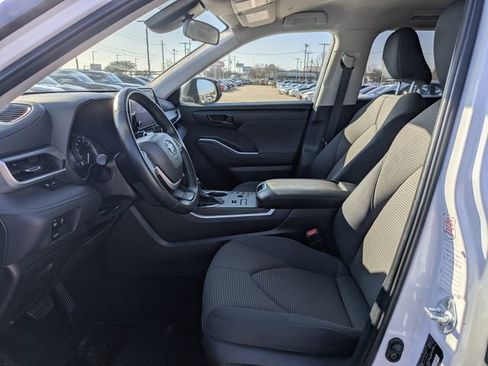 Used 2024 Toyota Highlander LE image 26