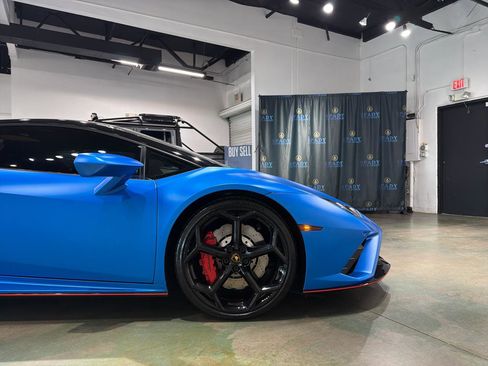 Used 2021 Lamborghini Huracan EVO image 11