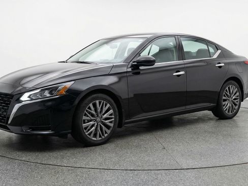 Used 2025 Nissan Altima 2.5 SV image 3
