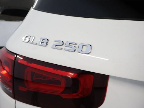 Used 2022 Mercedes-Benz GLB 250 4MATIC w/ Premium Package Lite image 9