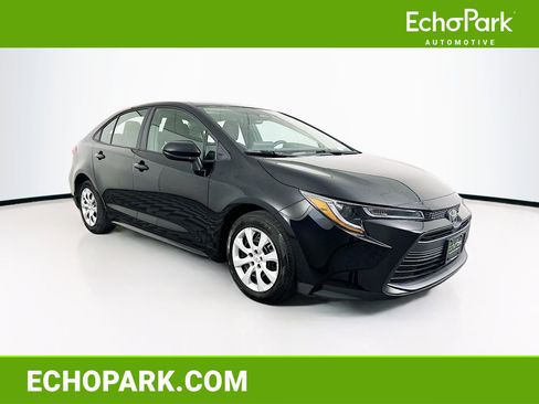 Used 2025 Toyota Corolla LE image 1