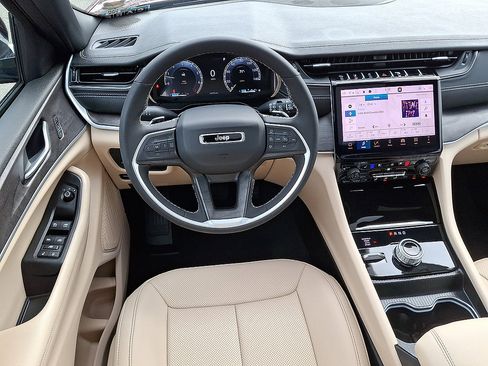 Certified 2025 Jeep Grand Cherokee L Limited w/ Luxury Tech Group II AWD/4WD image 13