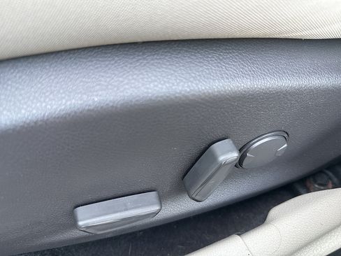 Used 2016 Ford Focus SE w/ SE Power Seat Package FWD image 37