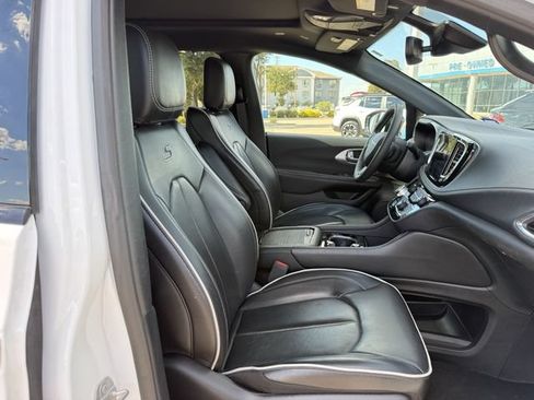 Used 2025 Chrysler Pacifica Limited FWD image 29