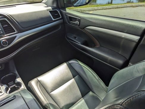 Used 2019 Toyota Highlander XLE image 17