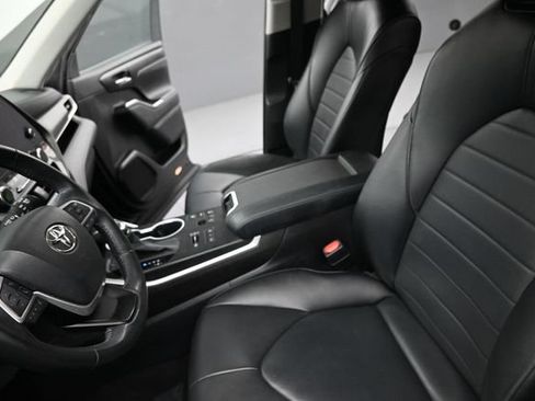 Used 2023 Toyota Highlander XLE AWD/4WD image 14