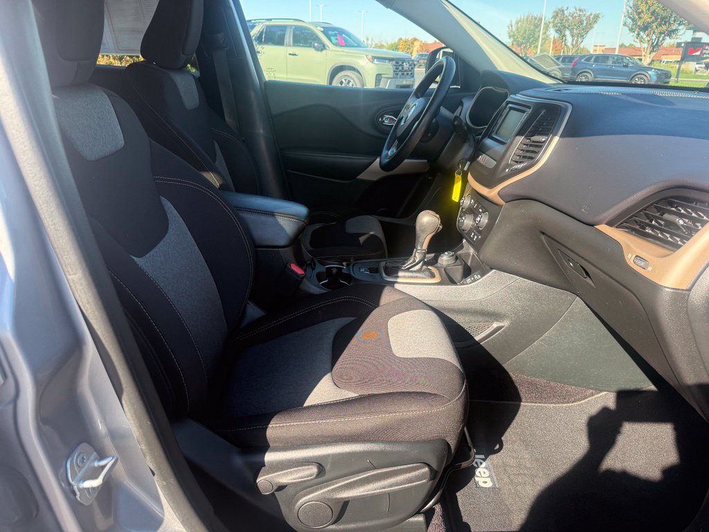 Used 2018 Jeep Cherokee Latitude w/ Safety Group AWD/4WD image 39