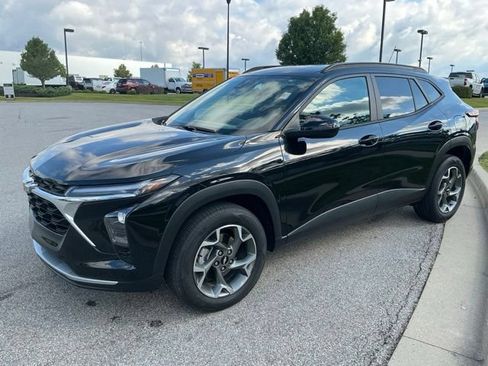 Used 2024 Chevrolet Trax LT w/ Driver Confidence Package FWD image 3