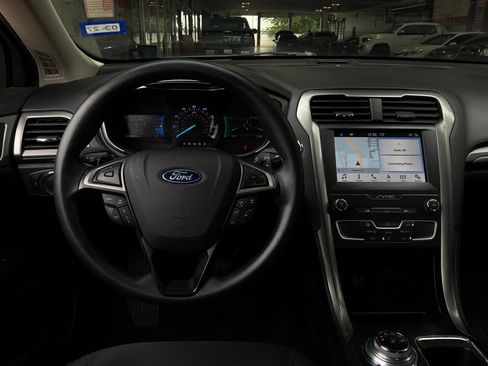 Used 2019 Ford Fusion SE FWD image 14