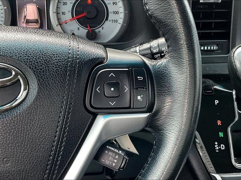 Used 2016 Toyota Sienna SE FWD image 12