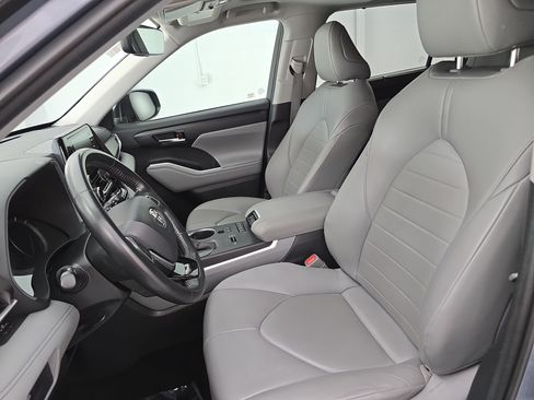 Used 2020 Toyota Highlander XLE AWD/4WD image 16