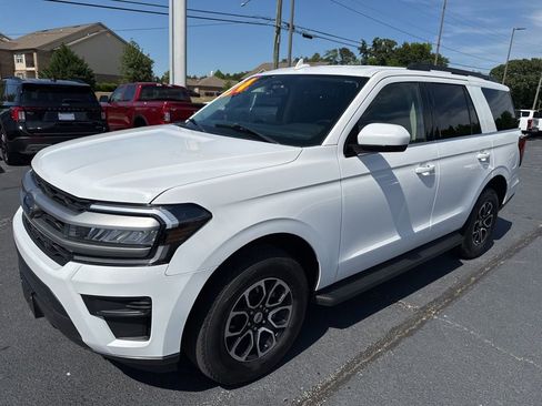 Used 2024 Ford Expedition XLT AWD/4WD image 4