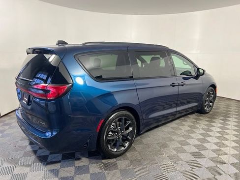 Certified 2025 Chrysler Pacifica Limited FWD image 12