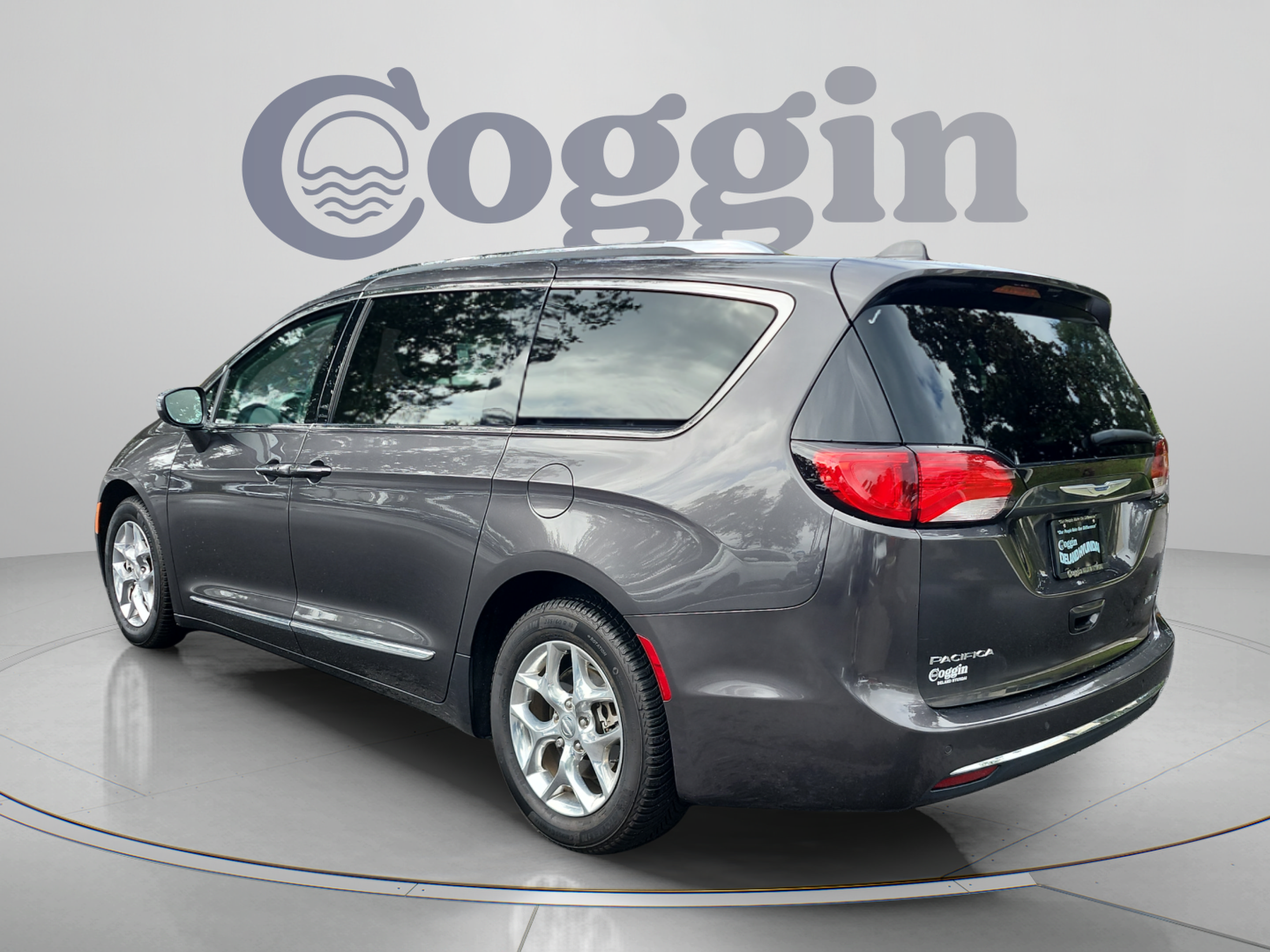 Used 2017 Chrysler Pacifica Limited FWD image 3