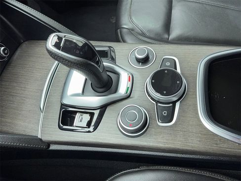 Used 2023 Alfa Romeo Stelvio Ti image 31