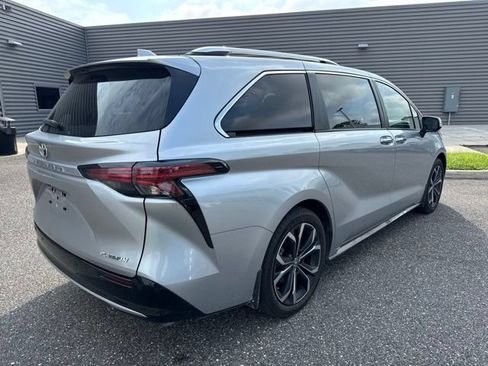 Used 2025 Toyota Sienna Platinum FWD image 7