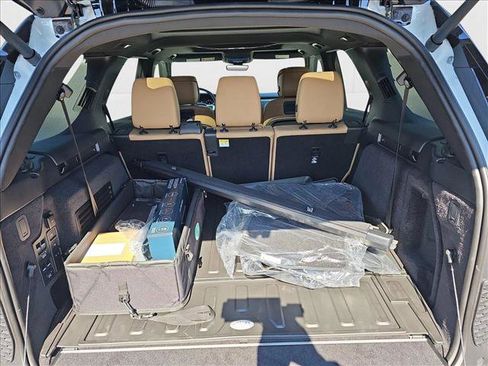 New 2025 Land Rover Discovery Dynamic SE image 13