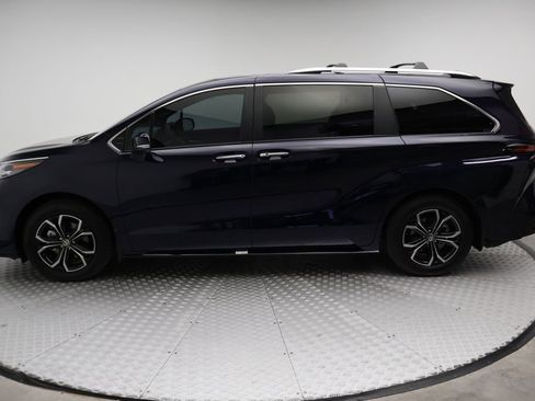 Certified 2025 Toyota Sienna Platinum image 12
