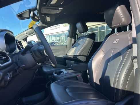 Certified 2023 Chrysler Pacifica Touring-L w/ Uconnect Theater Family Group image 13