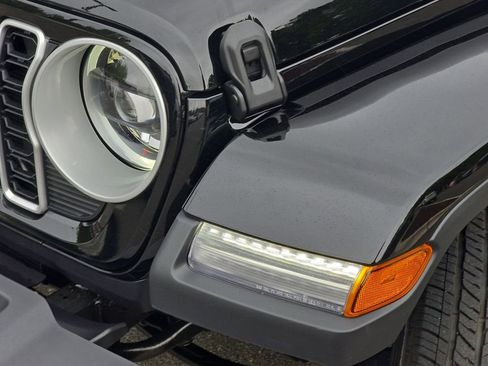 New 2025 Jeep Wrangler Unlimited Sahara AWD/4WD image 31