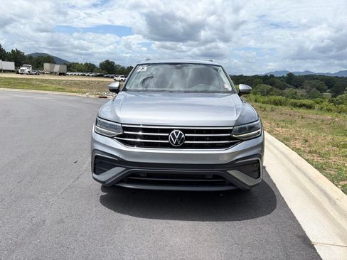 Used 2023 Volkswagen Tiguan SE w/ Panoramic Sunroof Package FWD image 2