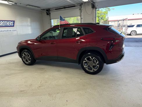 Used 2025 Chevrolet Trax LT w/ LT Convenience Package FWD image 3
