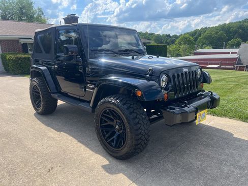 Used 2012 Jeep Wrangler Sahara w/ Connectivity Group AWD/4WD image 2