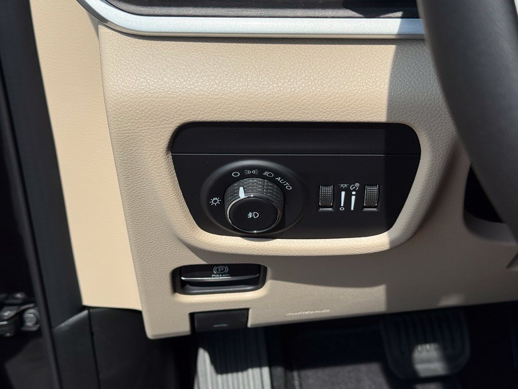 New 2027 Jeep Grand Cherokee Limited AWD/4WD image 17