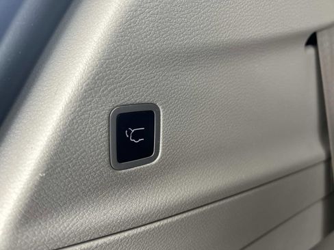 Used 2023 Chrysler Pacifica Touring-L image 14