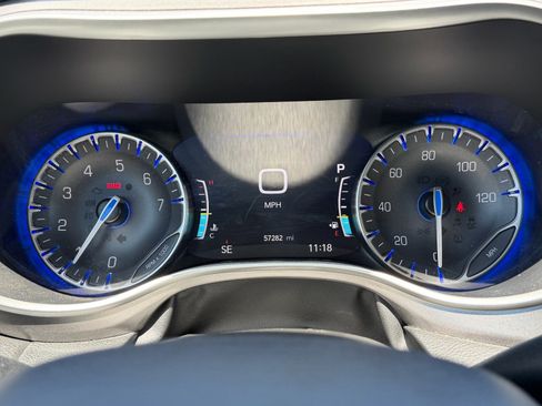 Used 2024 Chrysler Pacifica Touring-L FWD image 19