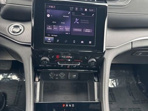 Used 2025 Jeep Grand Cherokee Altitude image 24